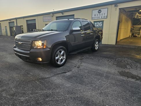 Used 2011 Chevrolet Avalanche LS w/ Regional Value Package image 8
