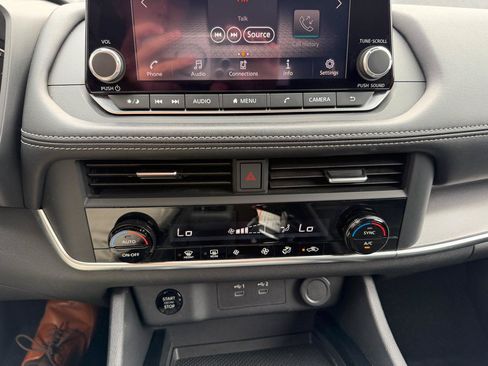 Used 2024 Nissan Rogue SV AWD/4WD image 15
