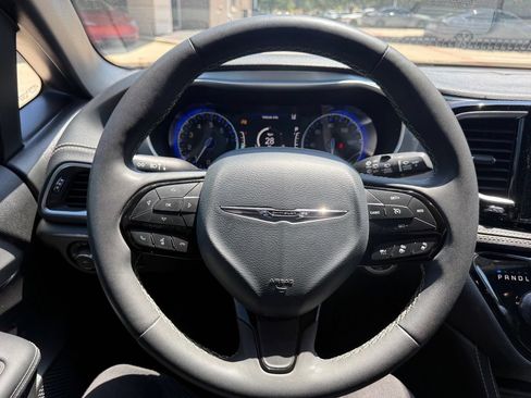 Used 2025 Chrysler Pacifica Limited FWD image 15