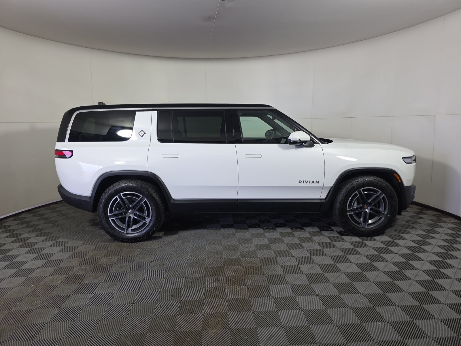 Used 2025 Rivian R1S Adventure Dual AWD/4WD image 6