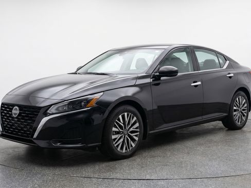 Used 2025 Nissan Altima 2.5 SV image 3