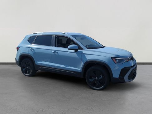 New 2026 Volkswagen Taos SE image 7