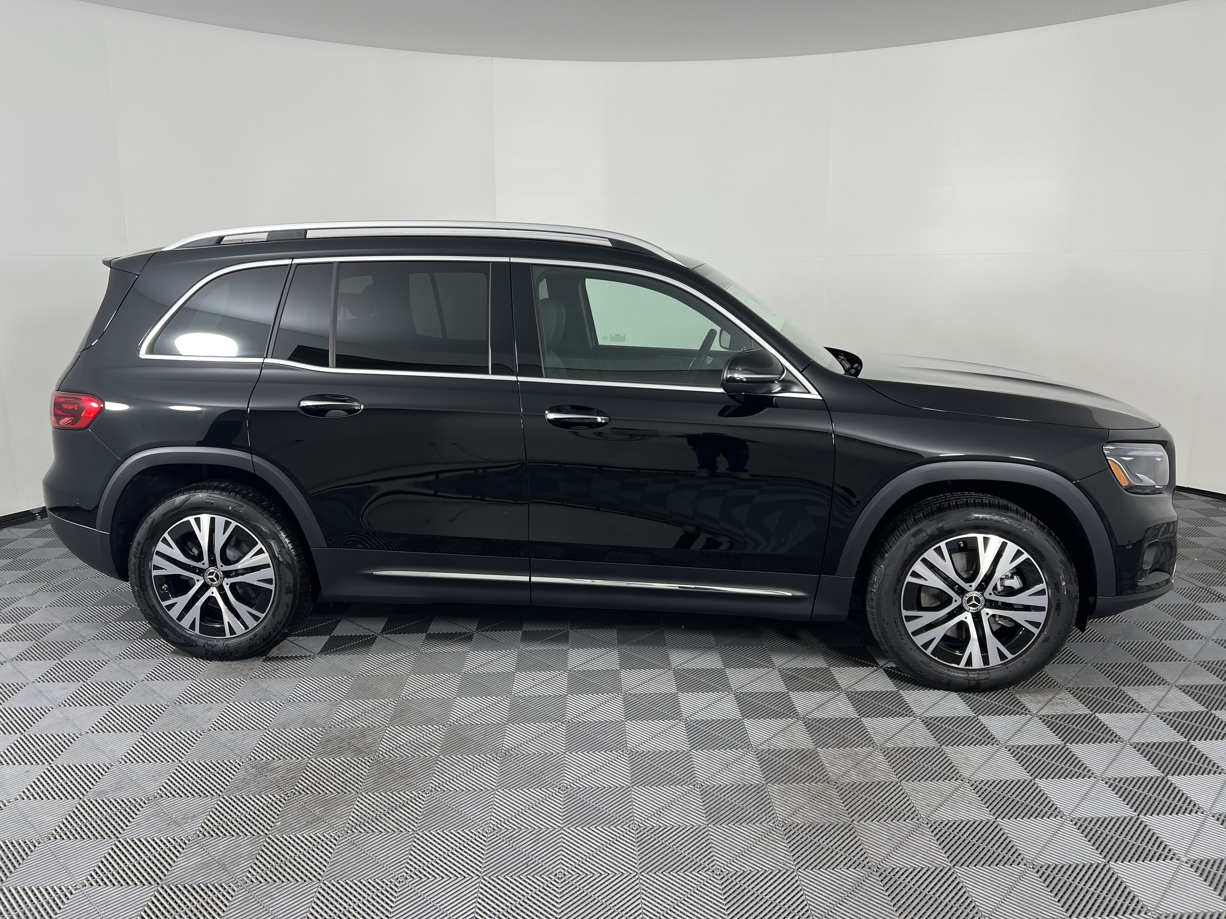 Used 2025 Mercedes-Benz GLB 250 4MATIC image 14