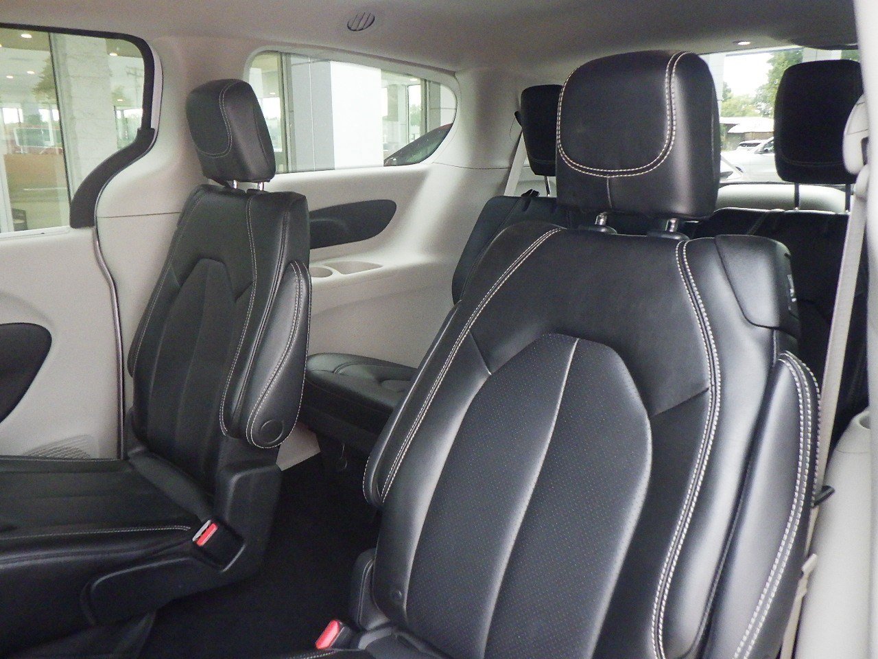 Used 2023 Chrysler Pacifica Touring-L AWD/4WD image 5