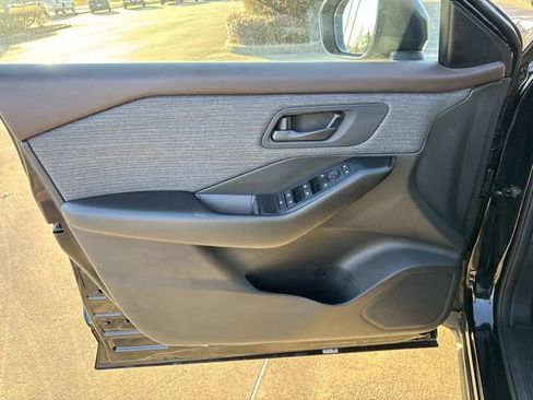 Used 2023 Nissan Rogue S image 23