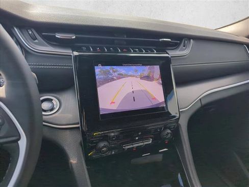 Used 2025 Jeep Grand Cherokee Altitude image 8