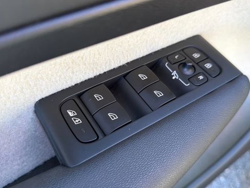 Used 2019 Volvo XC40 T5 Momentum image 19