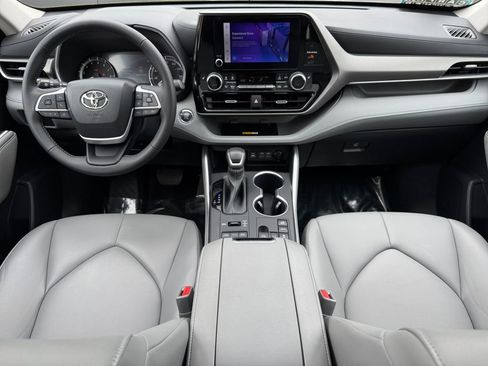 Used 2023 Toyota Highlander XLE AWD/4WD image 12