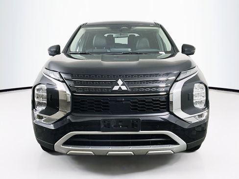 Used 2024 Mitsubishi Outlander SE image 2