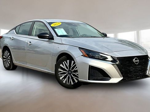 Used 2024 Nissan Altima 2.5 SV FWD image 3