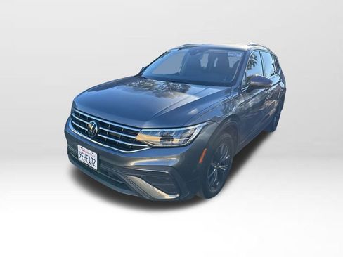 Used 2023 Volkswagen Tiguan SE w/ Panoramic Sunroof Package image 16