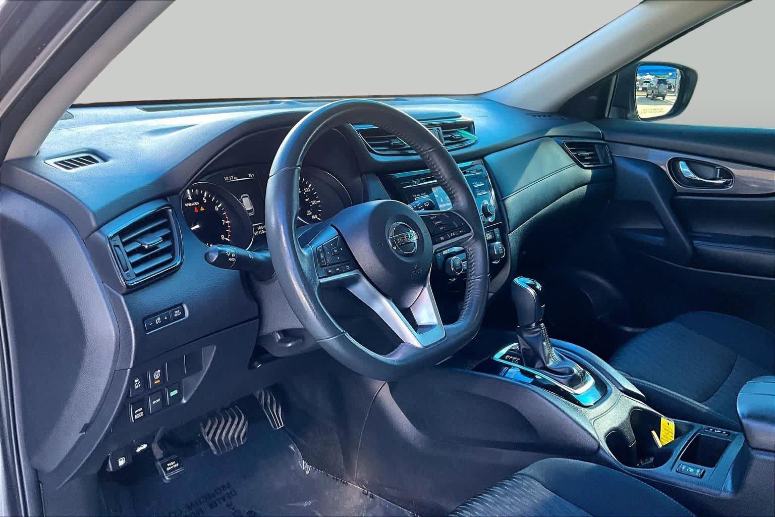 Used 2017 Nissan Rogue SV AWD/4WD image 17