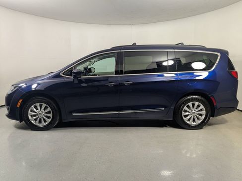 Used 2017 Chrysler Pacifica Touring-L FWD image 4