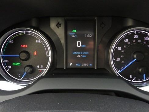 Used 2022 Toyota Venza LE image 25