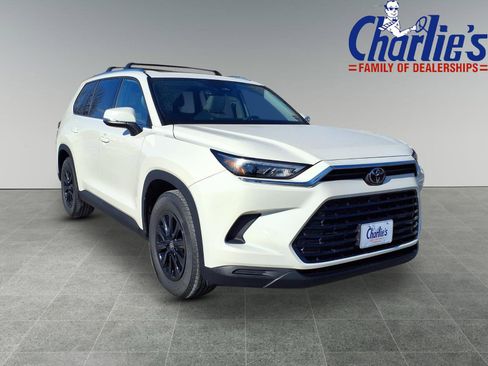 Used 2024 Toyota Grand Highlander XLE image 3