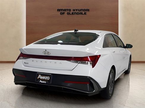 Used 2024 Hyundai Elantra SEL image 5