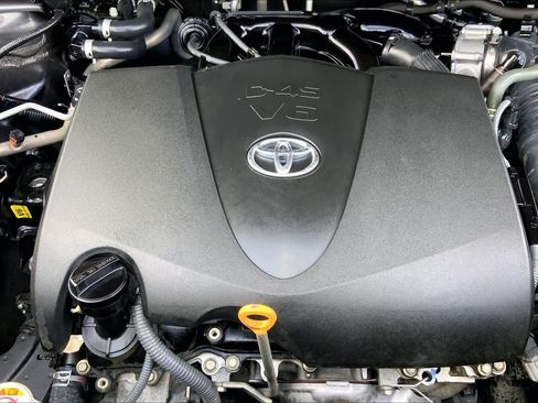 Used 2021 Toyota Highlander LE FWD image 32