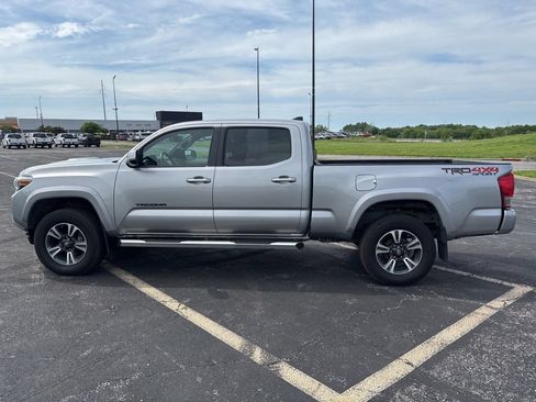 Used 2017 Toyota Tacoma TRD Sport AWD/4WD image 8
