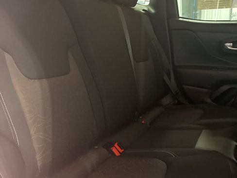 Used 2023 Jeep Renegade Latitude AWD/4WD image 44