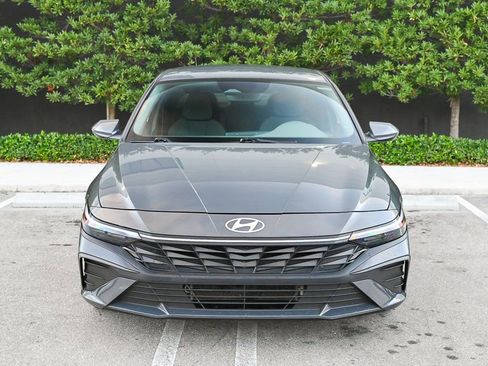 Used 2024 Hyundai Elantra Blue image 2