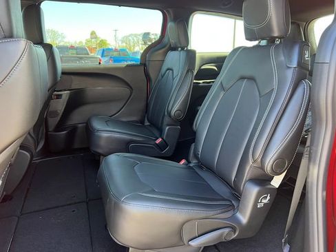 New 2026 Chrysler Pacifica Select AWD/4WD image 4