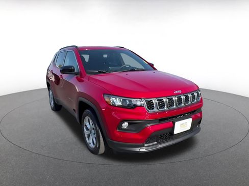 Used 2025 Jeep Compass Latitude image 3