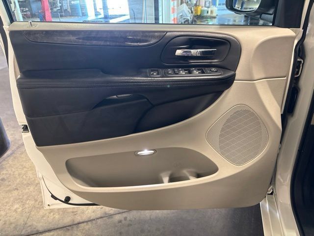 Used 2011 Dodge Grand Caravan Crew FWD image 10