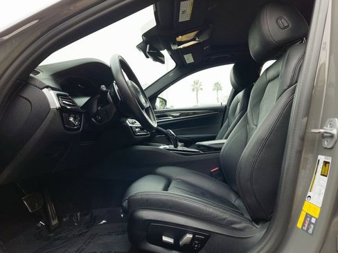 Used 2021 BMW 530e xDrive w/ M Sport Package image 10