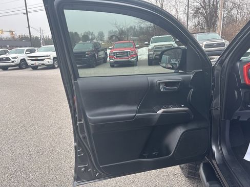 Used 2017 Toyota Tacoma TRD Off-Road w/ Tow Package (A/T) image 7