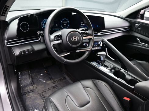 Used 2025 Hyundai Elantra Limited FWD image 12