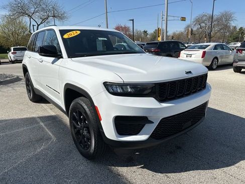 Used 2024 Jeep Grand Cherokee Altitude AWD/4WD image 4