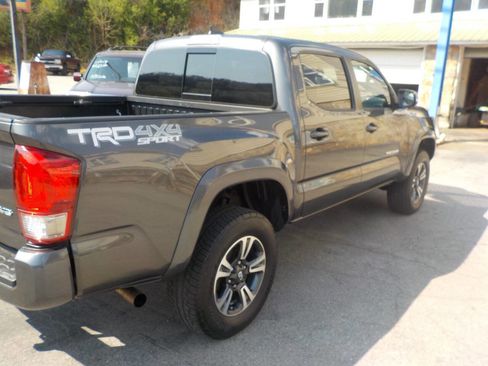 Used 2017 Toyota Tacoma TRD Sport w/ Tow Package (A/T) image 6
