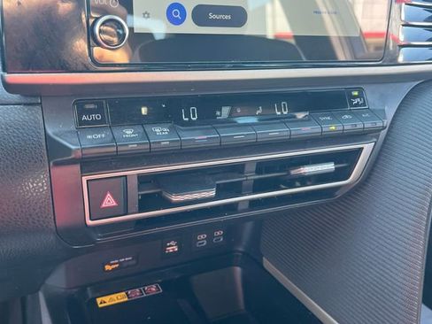 Used 2025 Toyota Camry SE image 21