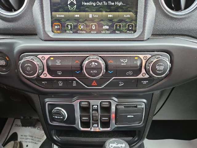 Used 2019 Jeep Wrangler Unlimited Sahara AWD/4WD image 27