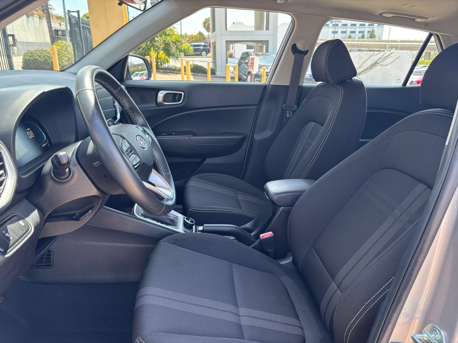 Used 2025 Hyundai Venue SEL FWD image 25