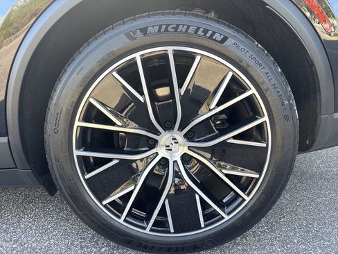 Certified 2025 Porsche Macan Electric image 13