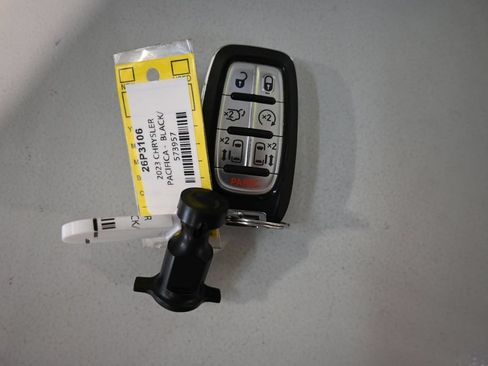 Used 2023 Chrysler Pacifica Touring-L FWD image 11