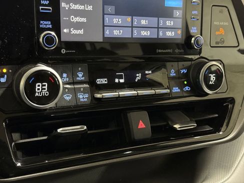 Used 2021 Toyota Highlander XLE image 16