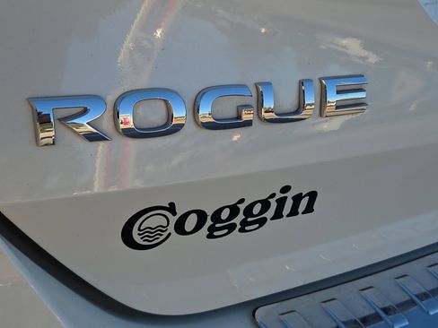 Used 2020 Nissan Rogue SV w/ Premium Package image 14