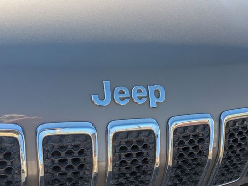 Used 2019 Jeep Cherokee Latitude w/ Popular Appearance Group FWD image 11