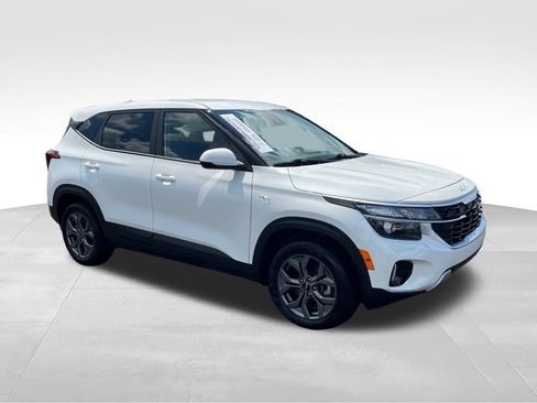 Used 2024 Kia Seltos LX AWD/4WD image 7