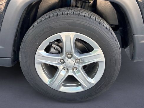 Used 2023 Jeep Compass Latitude w/ Convenience Group AWD/4WD image 5