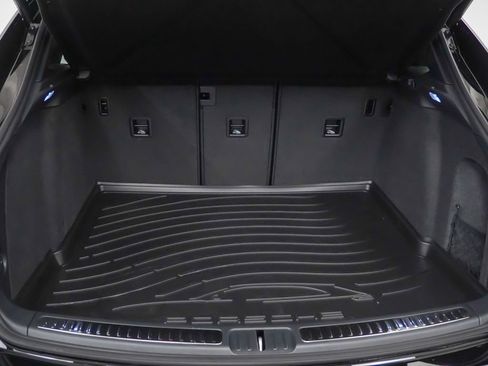 Certified 2026 Porsche Macan AWD/4WD image 10