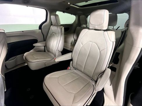 Used 2017 Chrysler Pacifica Limited w/ UConnect Theater Package FWD image 26
