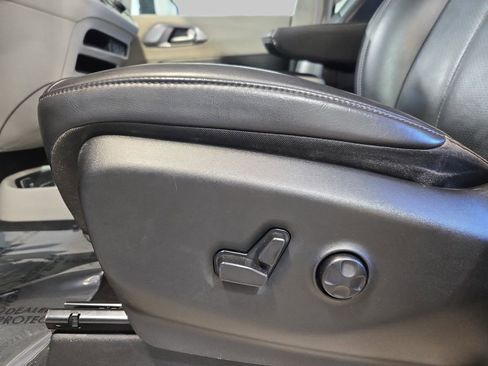 Used 2023 Chrysler Pacifica Touring-L FWD image 28