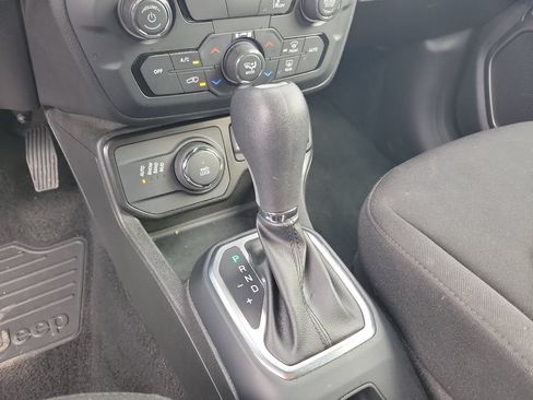 Used 2023 Jeep Renegade Latitude AWD/4WD image 39