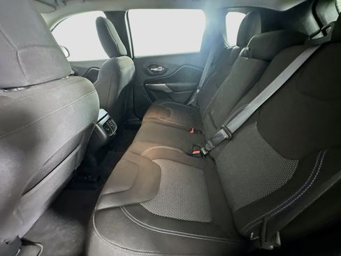 Used 2021 Jeep Cherokee Latitude FWD image 25