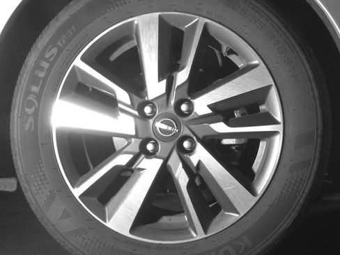 Used 2025 Nissan Versa SV image 13