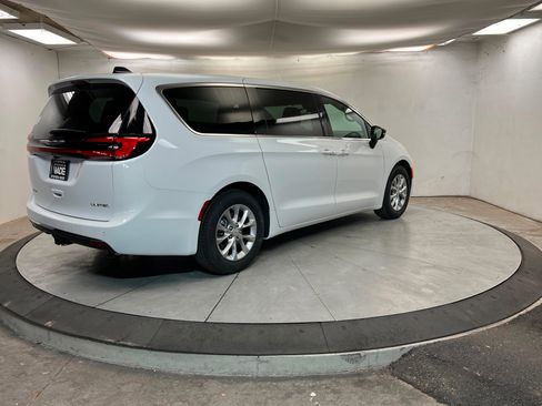 New 2026 Chrysler Pacifica Limited w/ Trailer Tow Group image 5