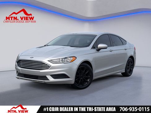 Used 2017 Ford Fusion SE w/ Fusion SE Technology Package FWD image 1